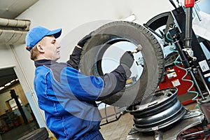 Car wheel lubrication during replacement