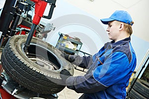 Car wheel tyre fitting or replacement