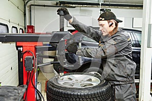 Car wheel tyre fitting or replacement