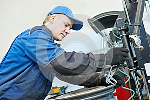 Car wheel tyre fitting or replacement