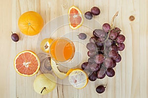 Naranja a un grano de vino ensalada de frutas sobre el de madera mesa  más alto 