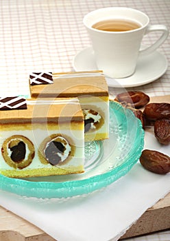 Caramel cake with date fruit
