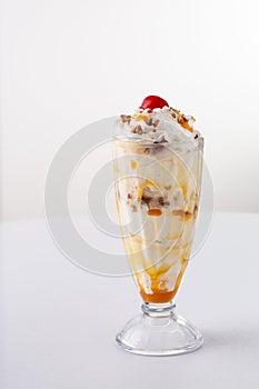 Caramel pecan ice cream sundae