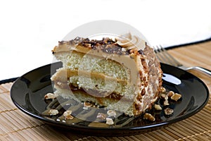 Caramel praline cake