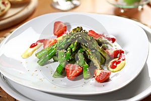 Caramelized asparagus with strawberry