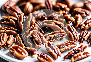 Caramelized or candied pecans