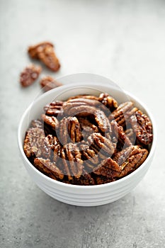 Caramelized or candied pecans