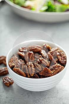 Caramelized or candied pecans