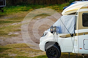 Caravan with thermal screen blind and leveling system