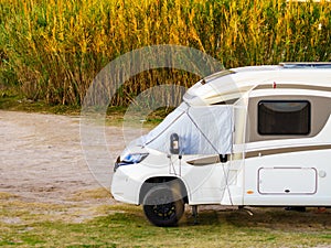 Caravan with thermal screen blind and leveling system