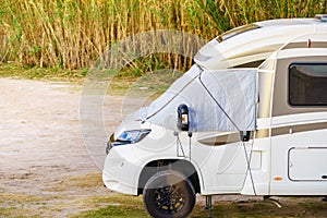 Caravan with thermal screen blind and leveling system