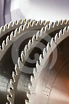 Carbide-tipped circular saw for cutting hard wood