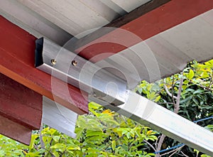 The carbon steel rectangular tube joined the wooden beam