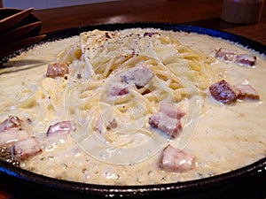 Carbonara in hot plate