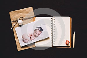 Card with sleeping newborn baby and empty notepad