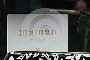 Card with text maman je t aime, I love you mom in french