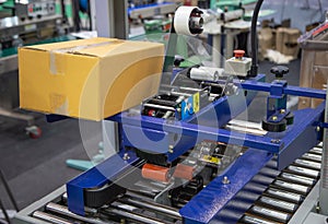 Cardboard box tape sealing machine