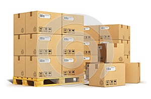 Creativo astratto cargo, consegna e il trasporto, la logistica magazzino settore concetto di business di gruppo di pila di cartone ondulato, scatole di legno, pallet di spedizione isolato su sfondo bianco.
