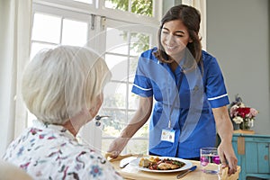 Pflege krankenschwester portionen auf der eine Frau auf der 