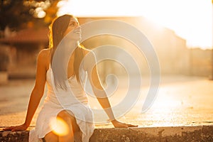 Despreocupado una mujer feliz en naturaleza hermoso atardecer amanecer. hallazgo interno paz. espiritual tratamiento estilo de vida. feliz paz 