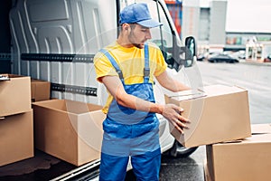 Náklad dodávka služba samec kuriér vyložiť nákladné auto 