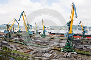 Cargo handling of metal on a ship in Nakhodka