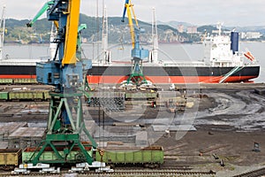 Cargo handling of metal on a ship in Nakhodka
