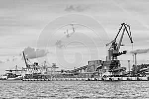 Cargo handling in the port.