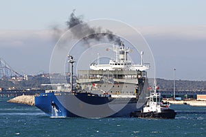 Carga barco llega sobre el puerto fumar 