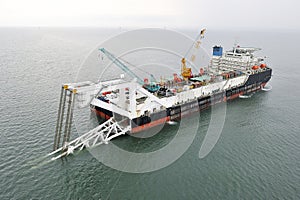 The pipelaying barge