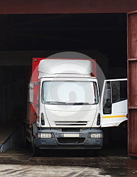Náklad nákladné auto na garáž 