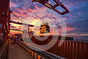 Cargo vessel lifting container