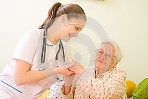 Cura medico più vecchio una donna 