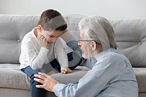 Cura preoccupato nonno incoraggiante triste nipote dare psicologico aiuto 
