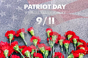 Karafiáty na pomník americký vlajka a frázy. septembra 11. my vôle nikdy zabudnúť. výročie 