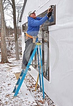 Carpenter installing windows