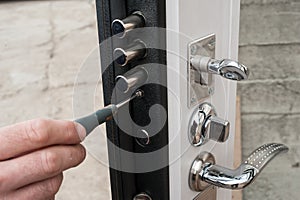 Instalací spolehlivý zámek v kov dveře 