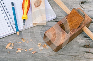 The carpenter plane and wood shavings