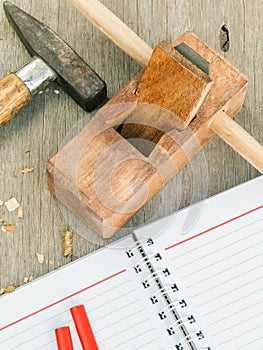 The carpenter plane and wood shavings