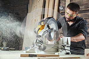 Carpenter saws a circular saw