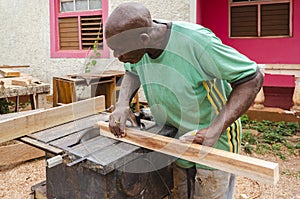 Carpenter Uses An Old Electric Saw To Cut Wood