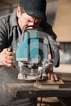 Carpenter working of manual milling machine