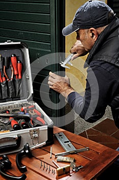 Carpenter working the replacement of the lock of a door.