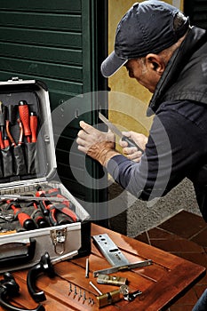 Carpenter working the replacement of the lock of a door.