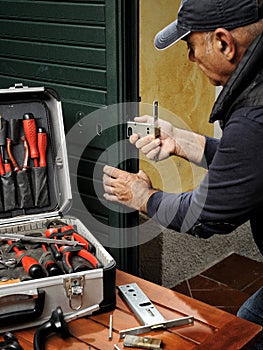 Carpenter working the replacement of the lock of a door.