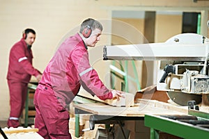 Carpentry wood cross cutting