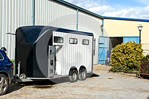 Carriage for horses . Auto trailer for transportation of horses .
