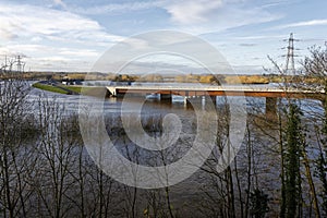 Puente en inundación 