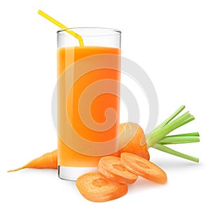 El jugo de zanahoria y rodajas de zanahoria sobre fondo blanco.