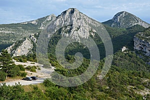 Cars parked at the edge of canyon Verdon